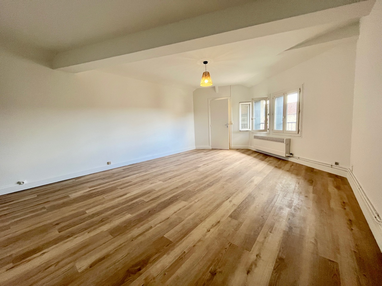 Photo Villeneuve sur Lot, appartement T2 rénové A NEUF offrant une surface habitable de 46 m². Ses atouts : * grande pièce de vie de 24 m² lumineuse, * chambre joliment décorée * salle d'eau avec grande douche à l'italienne attenante, * WC indépendant, * cuisin image 2/6