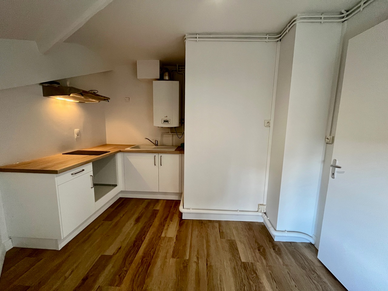 Photo Villeneuve sur Lot, appartement T2 rénové A NEUF offrant une surface habitable de 46 m². Ses atouts : * grande pièce de vie de 24 m² lumineuse, * chambre joliment décorée * salle d'eau avec grande douche à l'italienne attenante, * WC indépendant, * cuisin image 3/6