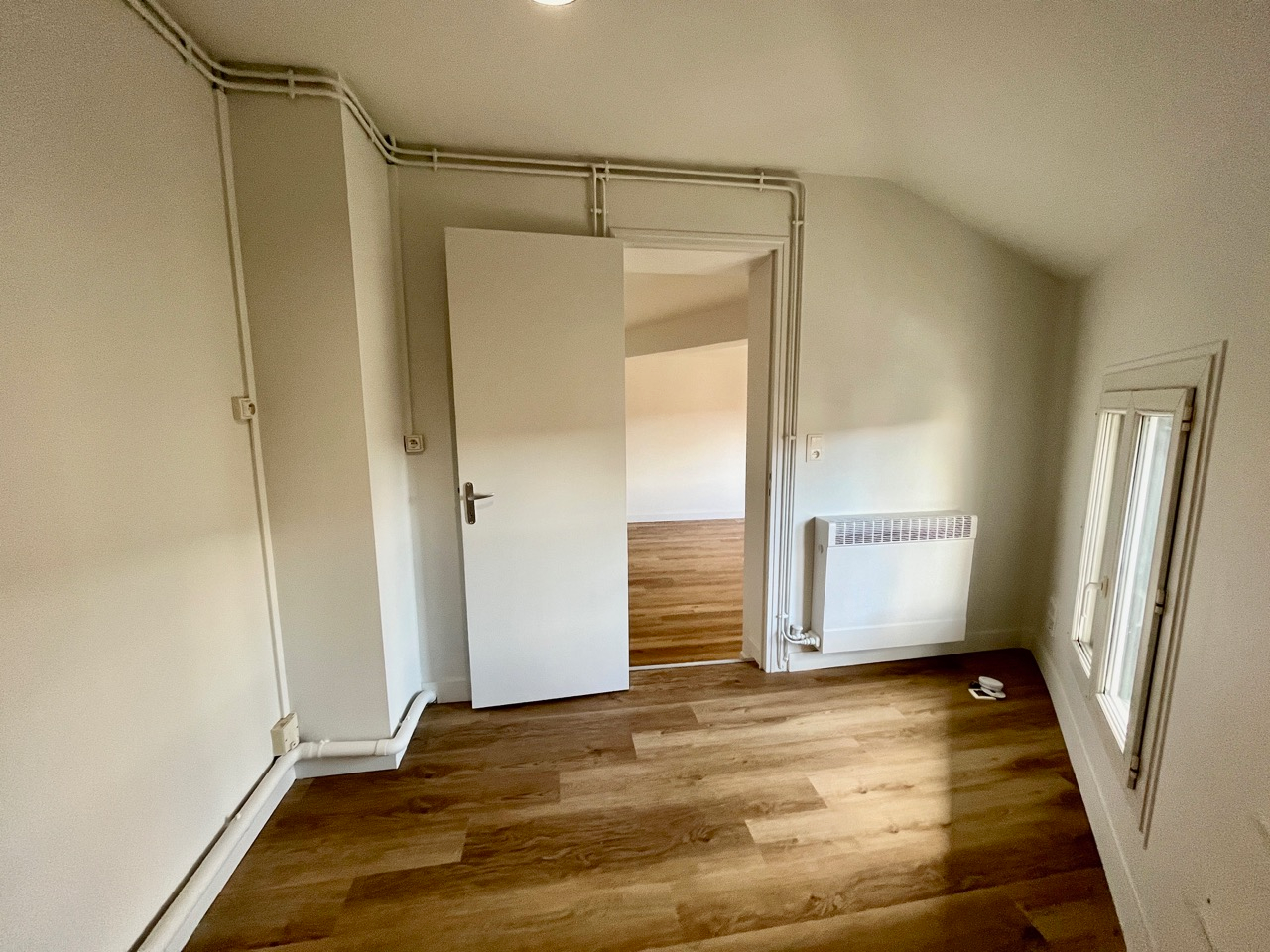 Photo Villeneuve sur Lot, appartement T2 rénové A NEUF offrant une surface habitable de 46 m². Ses atouts : * grande pièce de vie de 24 m² lumineuse, * chambre joliment décorée * salle d'eau avec grande douche à l'italienne attenante, * WC indépendant, * cuisin image 5/6