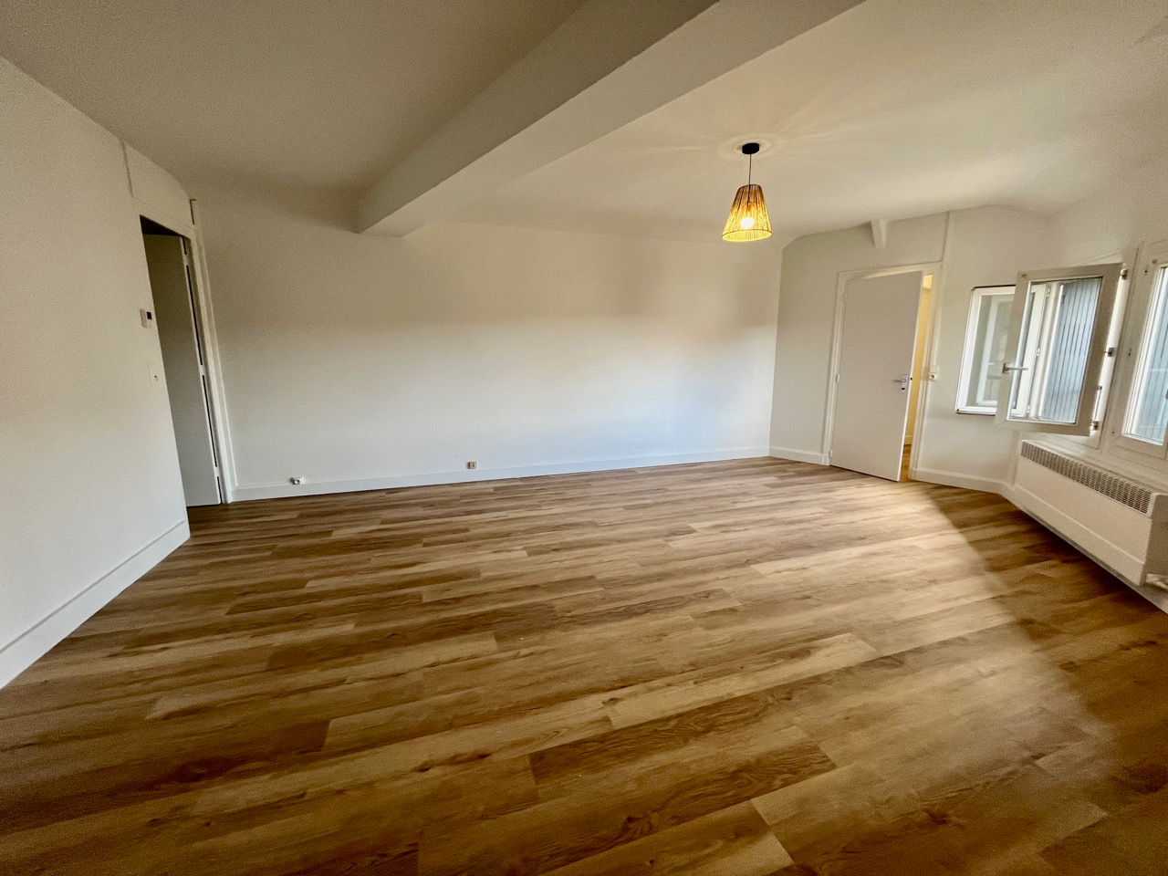 Photo Villeneuve sur Lot, appartement T2 rénové A NEUF offrant une surface habitable de 46 m². Ses atouts : * grande pièce de vie de 24 m² lumineuse, * chambre joliment décorée * salle d'eau avec grande douche à l'italienne attenante, * WC indépendant, * cuisin image 6/6