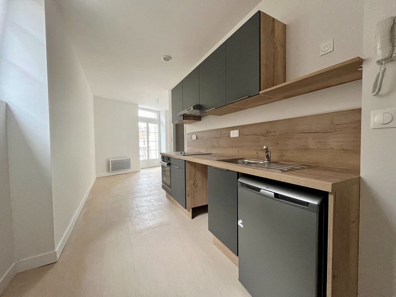 Photo CANCON, à 15 mn de Villeneuve sur Lot, et 30 mn de Bergerac, cet immeuble entièrement rénové avec goût contient 6 logements de QUALITE refaits A NEUF. Ce logement T2 de 37 m² est composé d'une pièce de vie de 16 m² avec cuisine équipée (hotte, plaques, fo image 1/6