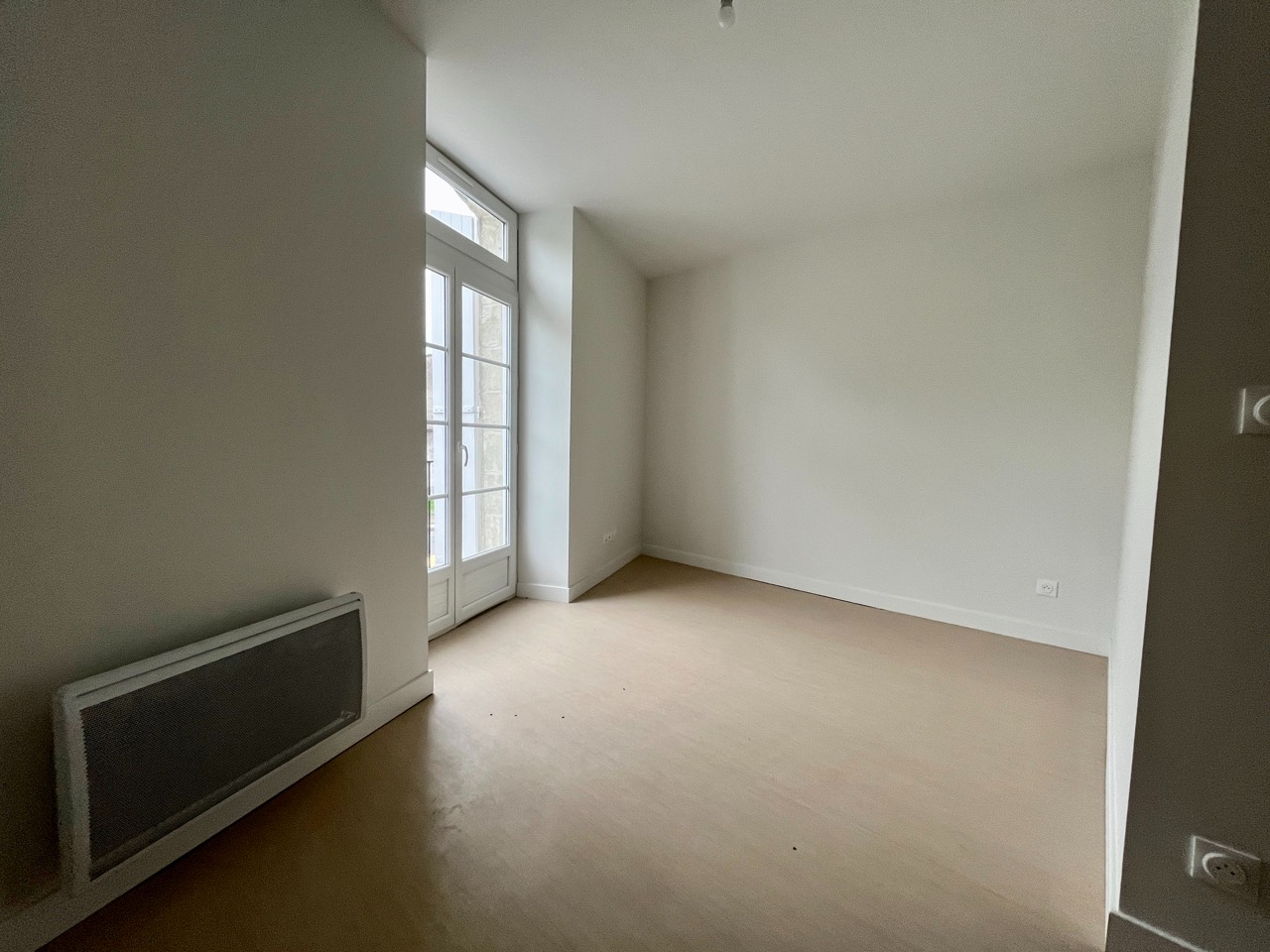 Photo CANCON, à 15 mn de Villeneuve sur Lot, et 30 mn de Bergerac, cet immeuble entièrement rénové avec goût contient 6 logements de QUALITE refaits A NEUF. Ce logement T2 de 37 m² est composé d'une pièce de vie de 16 m² avec cuisine équipée (hotte, plaques, fo image 2/6
