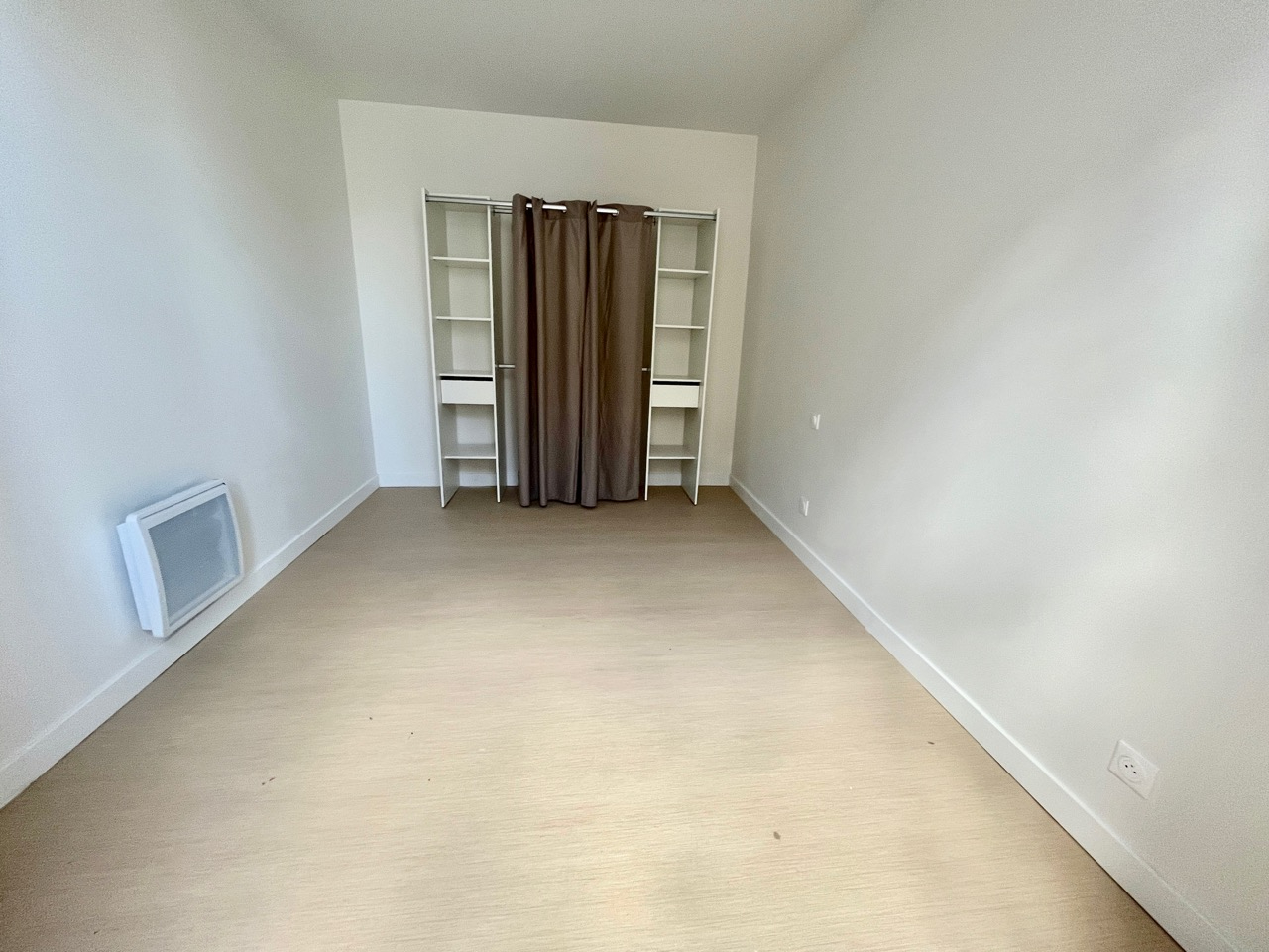Photo CANCON, à 15 mn de Villeneuve sur Lot, et 30 mn de Bergerac, cet immeuble entièrement rénové avec goût contient 6 logements de QUALITE refaits A NEUF. Ce logement T2 de 37 m² est composé d'une pièce de vie de 16 m² avec cuisine équipée (hotte, plaques, fo image 3/6