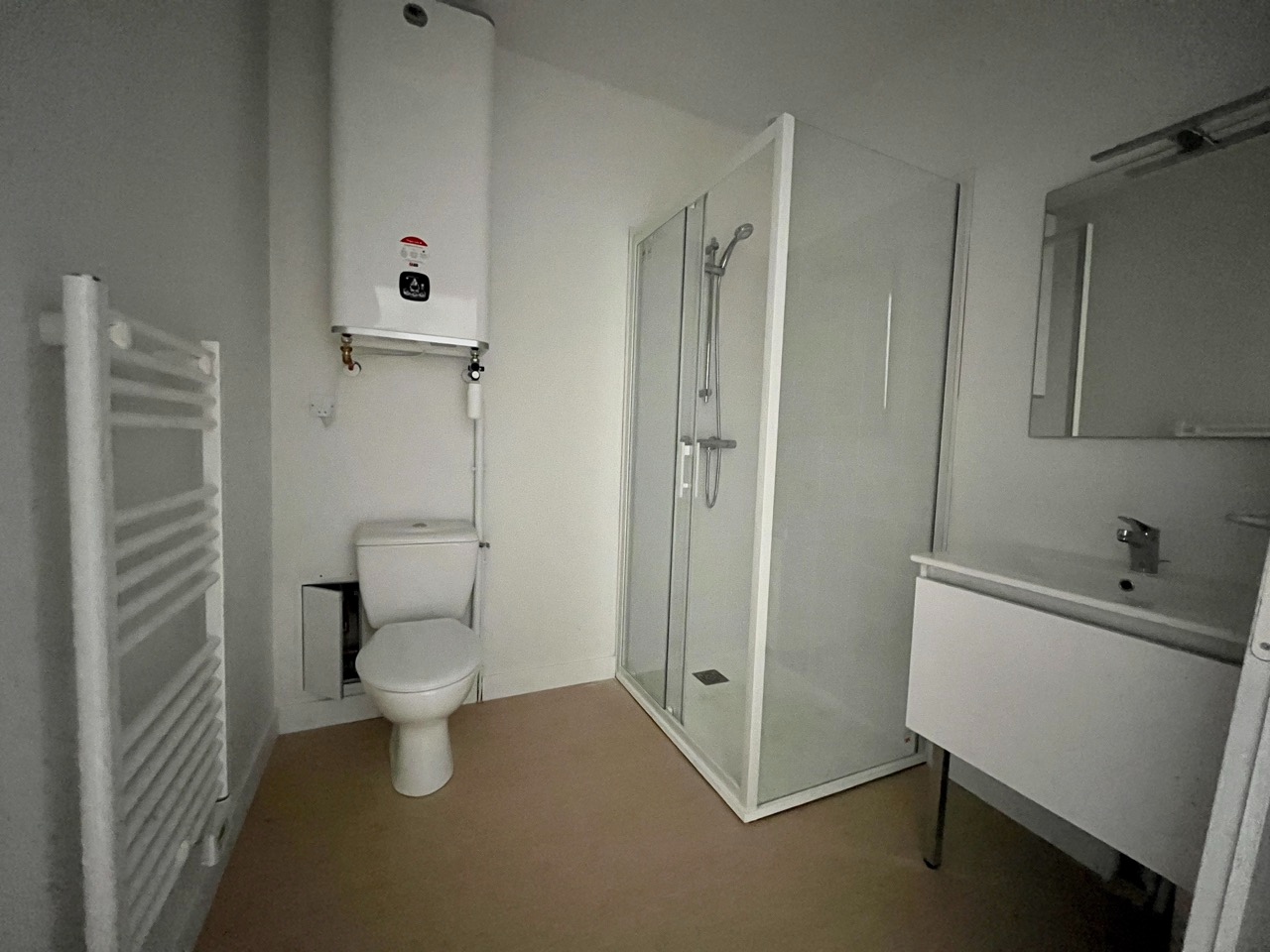 Photo CANCON, à 15 mn de Villeneuve sur Lot, et 30 mn de Bergerac, cet immeuble entièrement rénové avec goût contient 6 logements de QUALITE refaits A NEUF. Ce logement T2 de 37 m² est composé d'une pièce de vie de 16 m² avec cuisine équipée (hotte, plaques, fo image 4/6