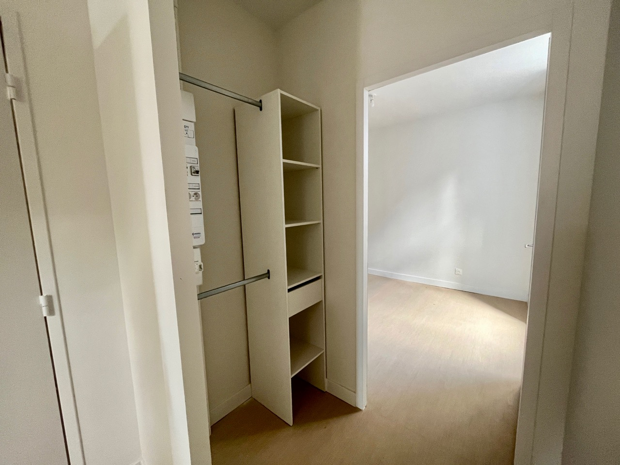 Photo CANCON, à 15 mn de Villeneuve sur Lot, et 30 mn de Bergerac, cet immeuble entièrement rénové avec goût contient 6 logements de QUALITE refaits A NEUF. Ce logement T2 de 37 m² est composé d'une pièce de vie de 16 m² avec cuisine équipée (hotte, plaques, fo image 5/6