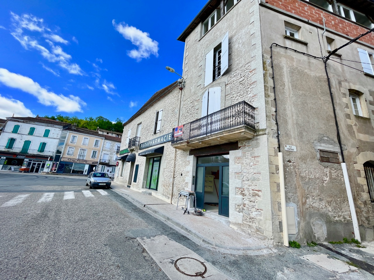 Photo CANCON, à 15 mn de Villeneuve sur Lot, et 30 mn de Bergerac, cet immeuble entièrement rénové avec goût contient 6 logements de QUALITE refaits A NEUF. Ce logement T2 de 37 m² est composé d'une pièce de vie de 16 m² avec cuisine équipée (hotte, plaques, fo image 6/6