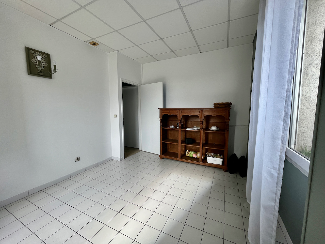 Photo Villeneuve sur Lot, bureau de 12,83 m2 à louer en voie sortante, direction Leclerc. Parking à proximité, pharmacie. Ensemble de plusieurs cabinets avec vocation médicale ou paramédicale mais toute activité calme sera étudiée. Mise à disposition d'une sall image 2/6