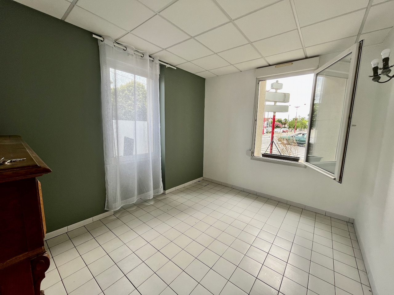Photo Villeneuve sur Lot, bureau de 12,83 m2 à louer en voie sortante, direction Leclerc. Parking à proximité, pharmacie. Ensemble de plusieurs cabinets avec vocation médicale ou paramédicale mais toute activité calme sera étudiée. Mise à disposition d'une sall image 3/6