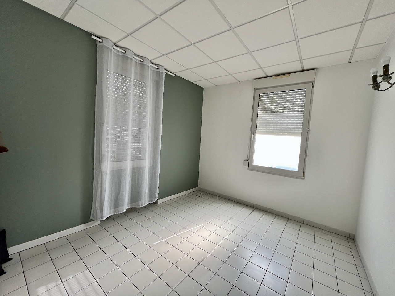 Photo Villeneuve sur Lot, bureau de 12,83 m2 à louer en voie sortante, direction Leclerc. Parking à proximité, pharmacie. Ensemble de plusieurs cabinets avec vocation médicale ou paramédicale mais toute activité calme sera étudiée. Mise à disposition d'une sall image 4/6