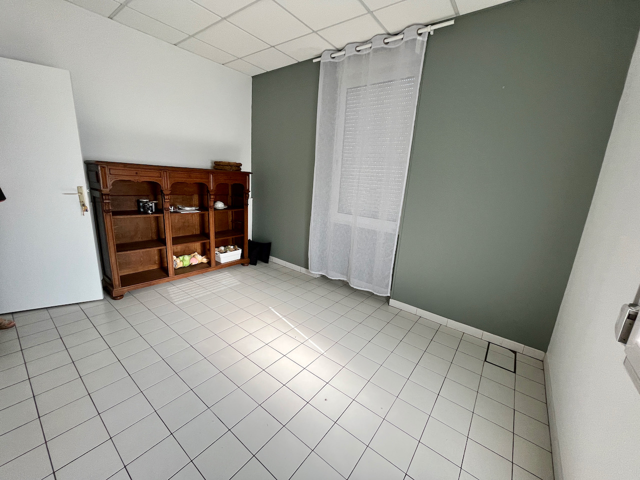 Photo Villeneuve sur Lot, bureau de 12,83 m2 à louer en voie sortante, direction Leclerc. Parking à proximité, pharmacie. Ensemble de plusieurs cabinets avec vocation médicale ou paramédicale mais toute activité calme sera étudiée. Mise à disposition d'une sall image 5/6