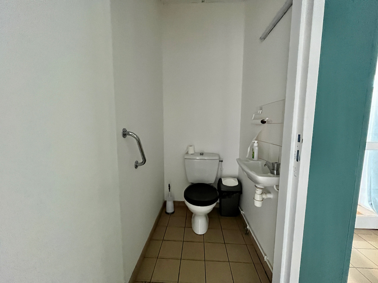 Photo Villeneuve sur Lot, bureau de 12,83 m2 à louer en voie sortante, direction Leclerc. Parking à proximité, pharmacie. Ensemble de plusieurs cabinets avec vocation médicale ou paramédicale mais toute activité calme sera étudiée. Mise à disposition d'une sall image 6/6