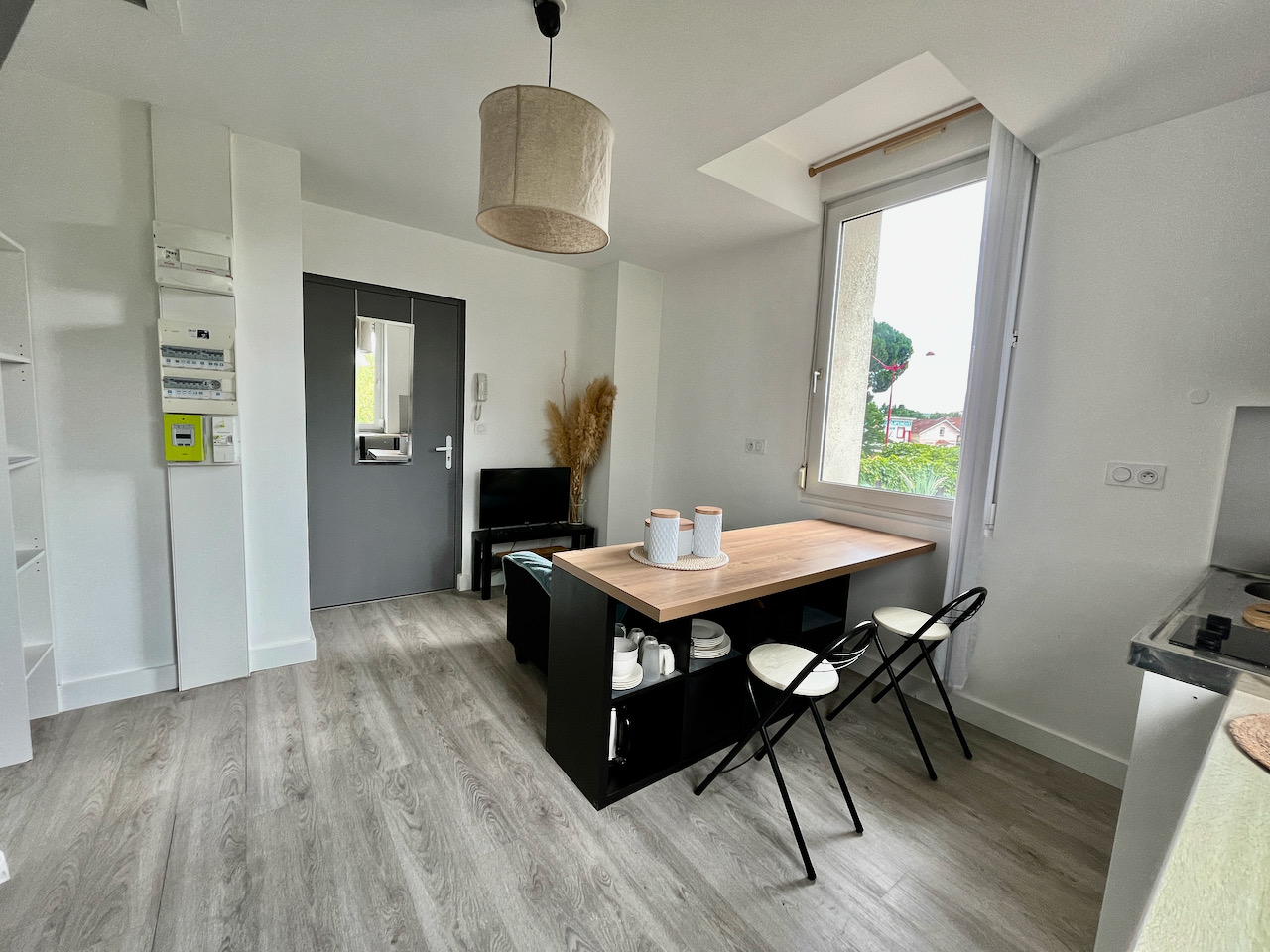Villeneuve sur Lot, dans une résidence calme et sécurisée proche des commodités, avec possibilité de parking gratuit à proximité, situé au 1er étage, appartement T2 de 23,20 m² en duplex MEUBLÉ avec goût. Ce logement comprend en rez-de-chaussée une pièce