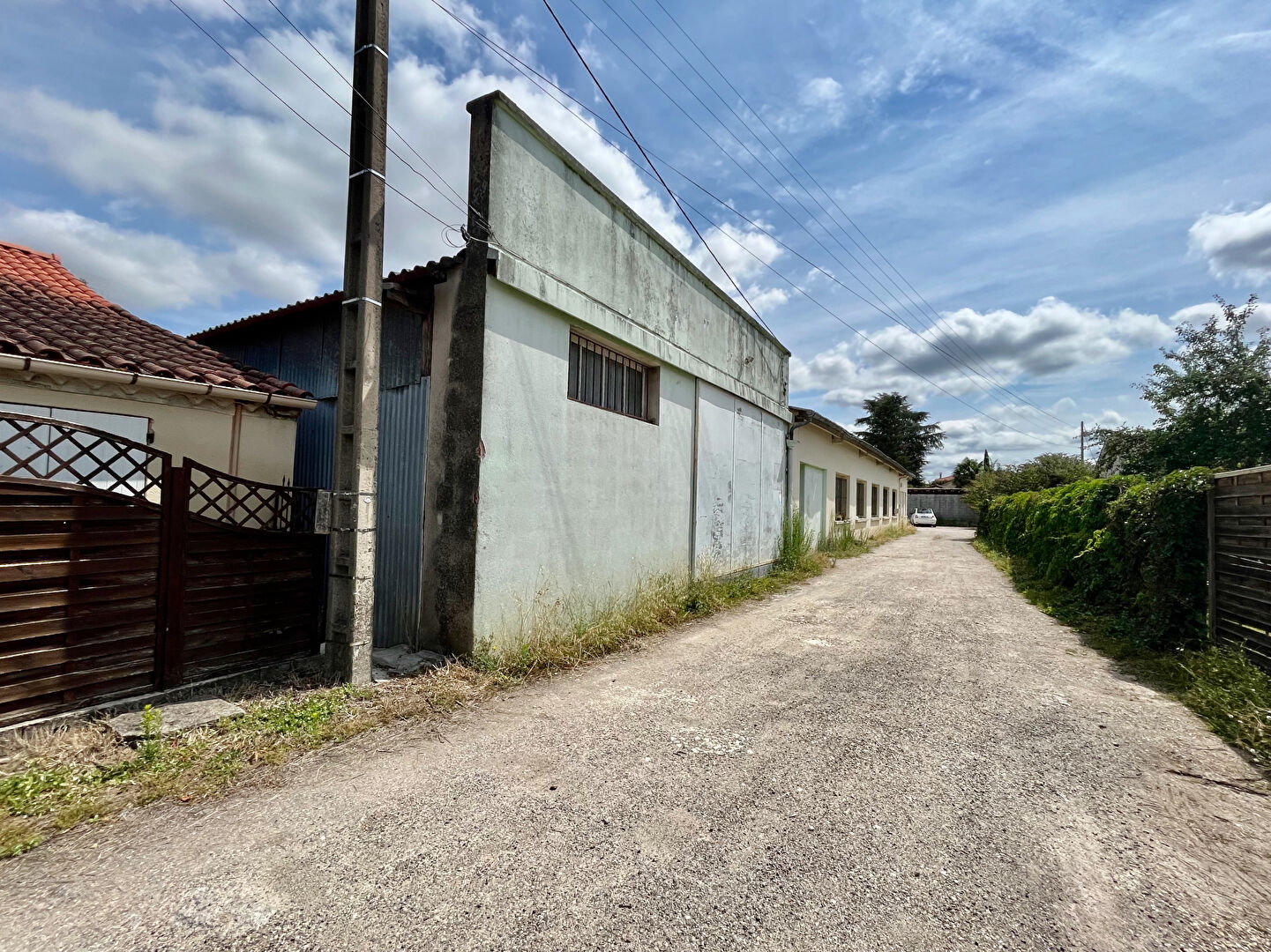 ENTREPOT à VILLENEUVE SUR LOT. Nous sommes ravis de vous présenter cet entrepôt spacieux et polyvalent de 480m², situé sur un terrain de 1400m² à proximité immédiate du centre-ville. Cette propriété unique offre une combinaison parfaite de fonctionnalité