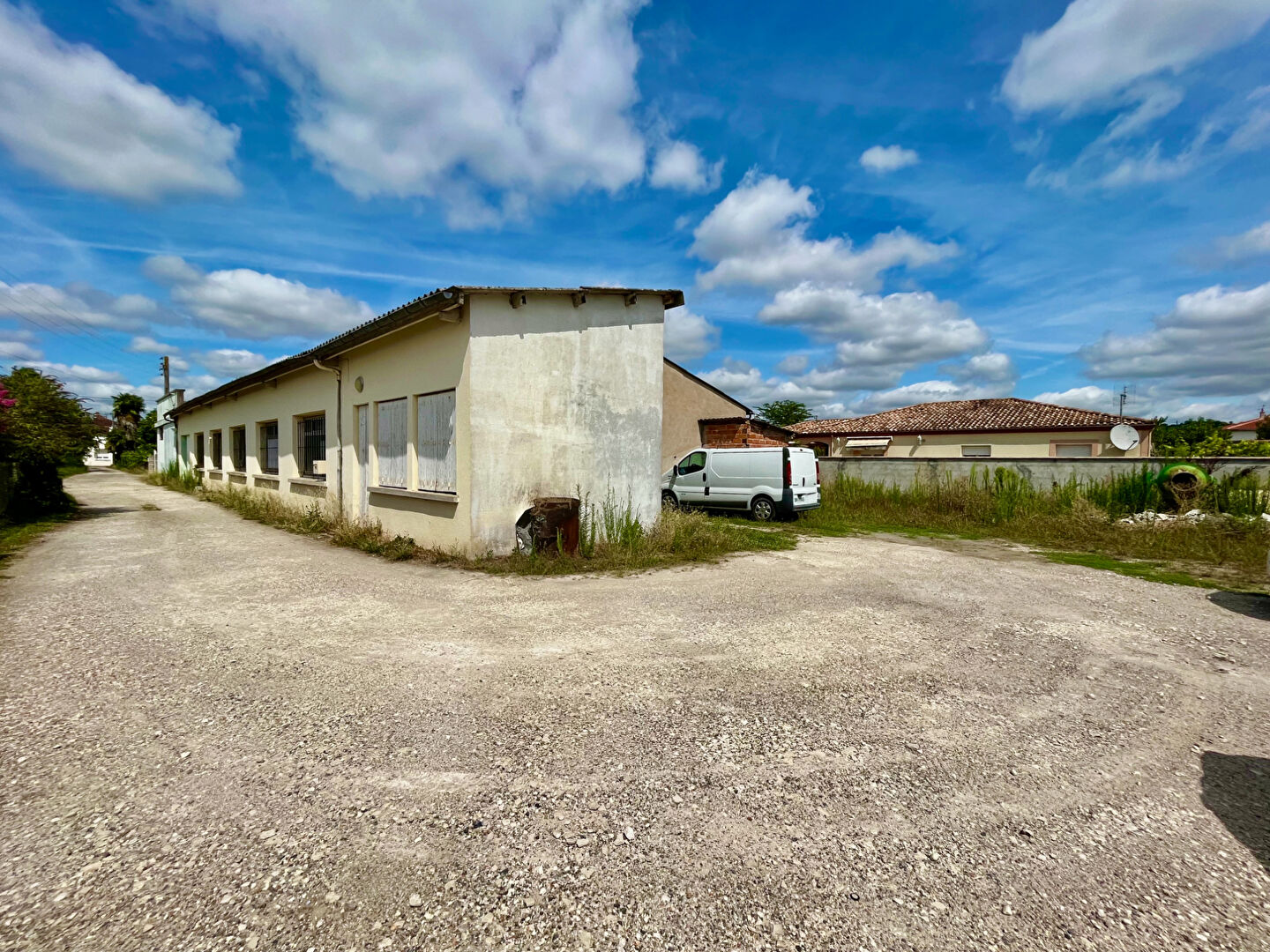 Photo ENTREPOT à VILLENEUVE SUR LOT. Nous sommes ravis de vous présenter cet entrepôt spacieux et polyvalent de 480m², situé sur un terrain de 1400m² à proximité immédiate du centre-ville. Cette propriété unique offre une combinaison parfaite de fonctionnalité image 2/6