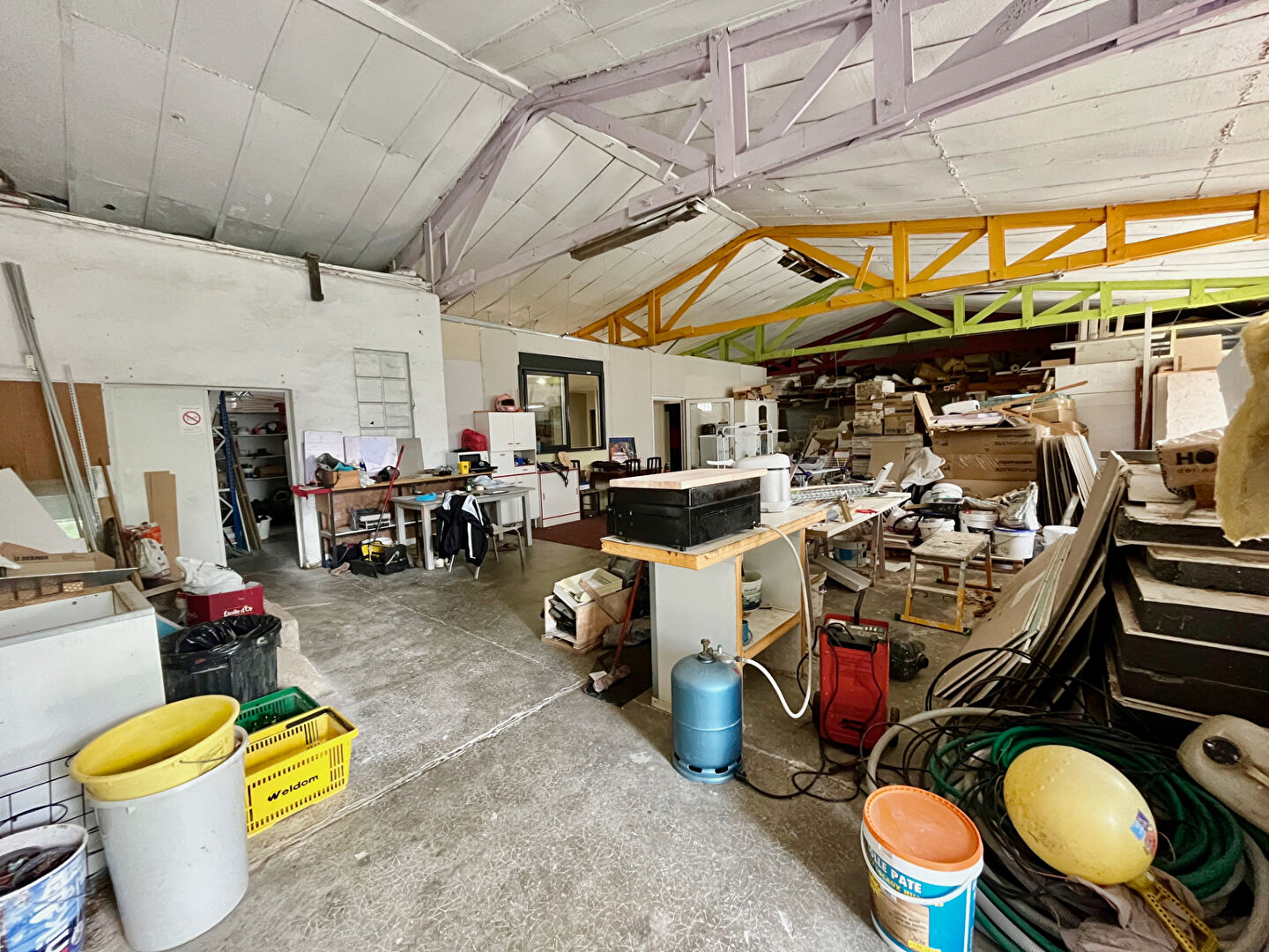 Photo ENTREPOT à VILLENEUVE SUR LOT. Nous sommes ravis de vous présenter cet entrepôt spacieux et polyvalent de 480m², situé sur un terrain de 1400m² à proximité immédiate du centre-ville. Cette propriété unique offre une combinaison parfaite de fonctionnalité image 3/6