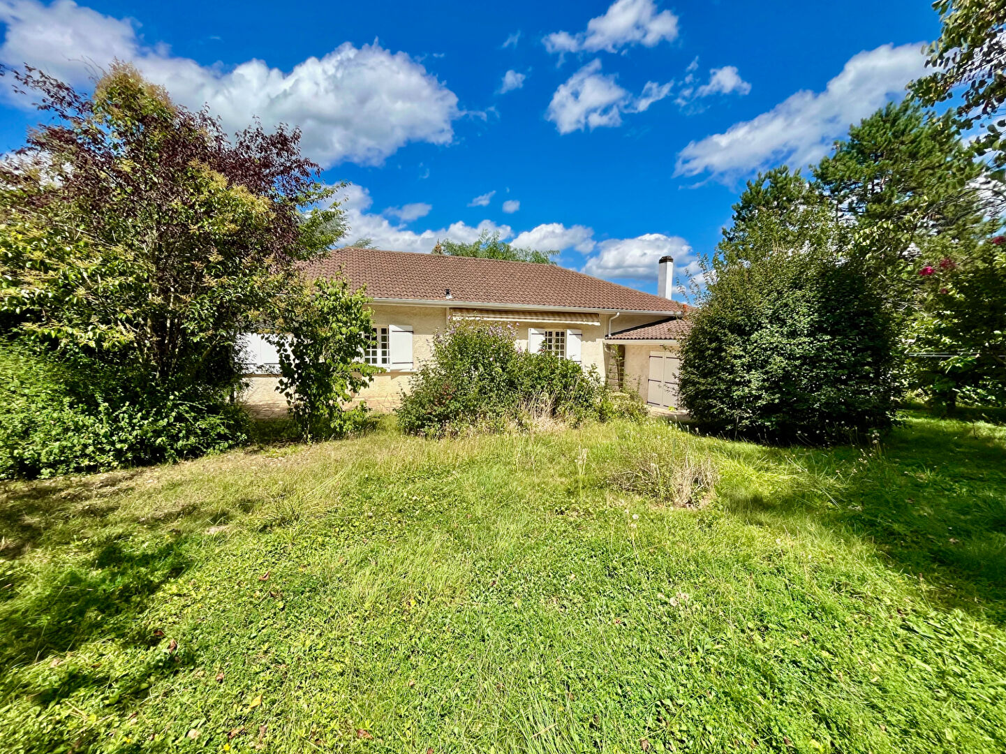 Photo Pujols, au fond d'une impasse,  maison de plain-pied d'environ 128m2 sur environ 2 000m2 de terrain paysagé. L'emplacement est idéal : proche des commerces et des écoles , dans un quartier au calme et sans nuisance. Cette maison comprend un séjour double image 1/6