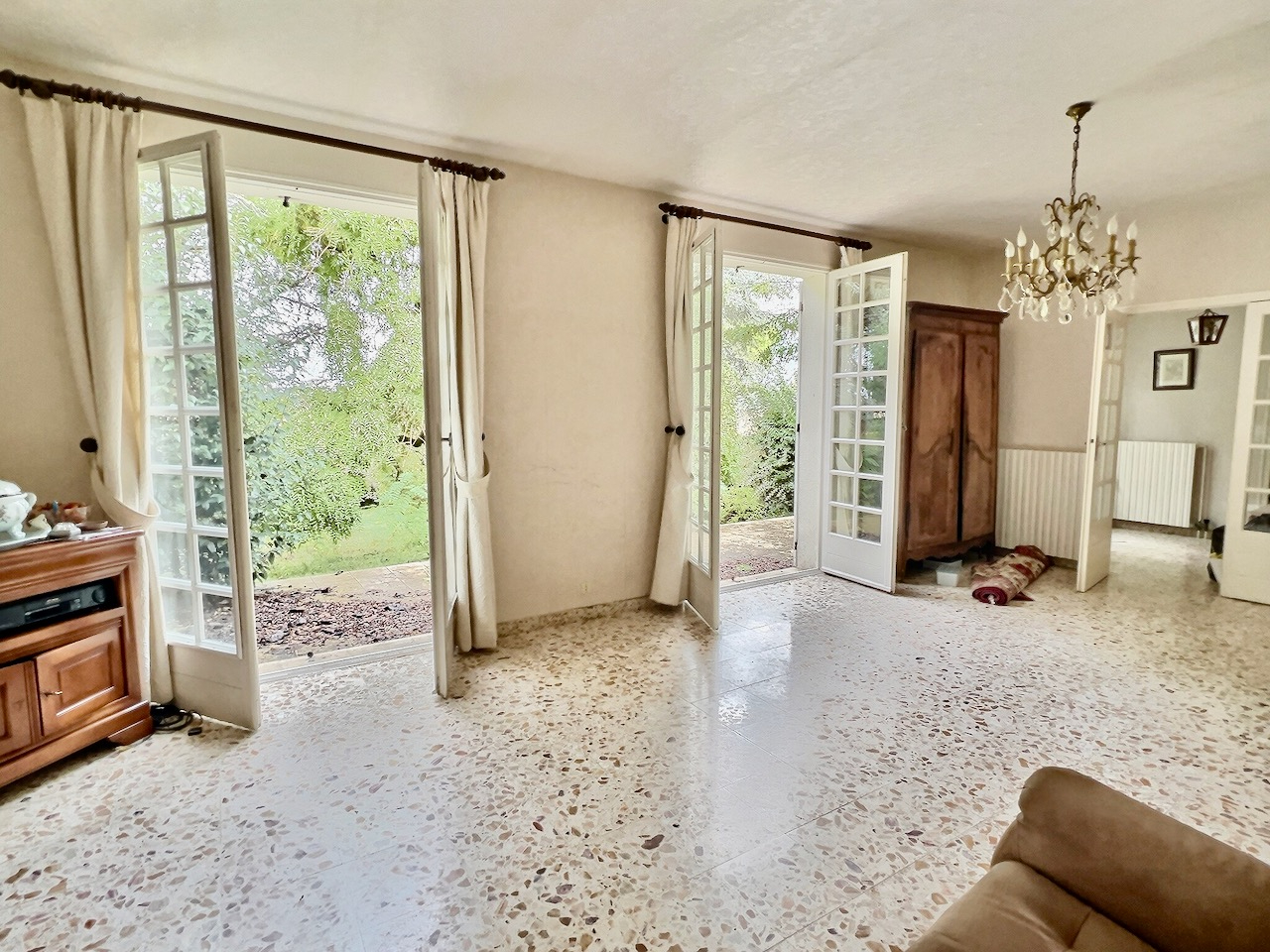 Photo Pujols, au fond d'une impasse,  maison de plain-pied d'environ 128m2 sur environ 2 000m2 de terrain paysagé. L'emplacement est idéal : proche des commerces et des écoles , dans un quartier au calme et sans nuisance. Cette maison comprend un séjour double image 2/6