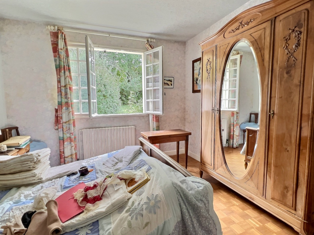 Photo Pujols, au fond d'une impasse,  maison de plain-pied d'environ 128m2 sur environ 2 000m2 de terrain paysagé. L'emplacement est idéal : proche des commerces et des écoles , dans un quartier au calme et sans nuisance. Cette maison comprend un séjour double image 4/6