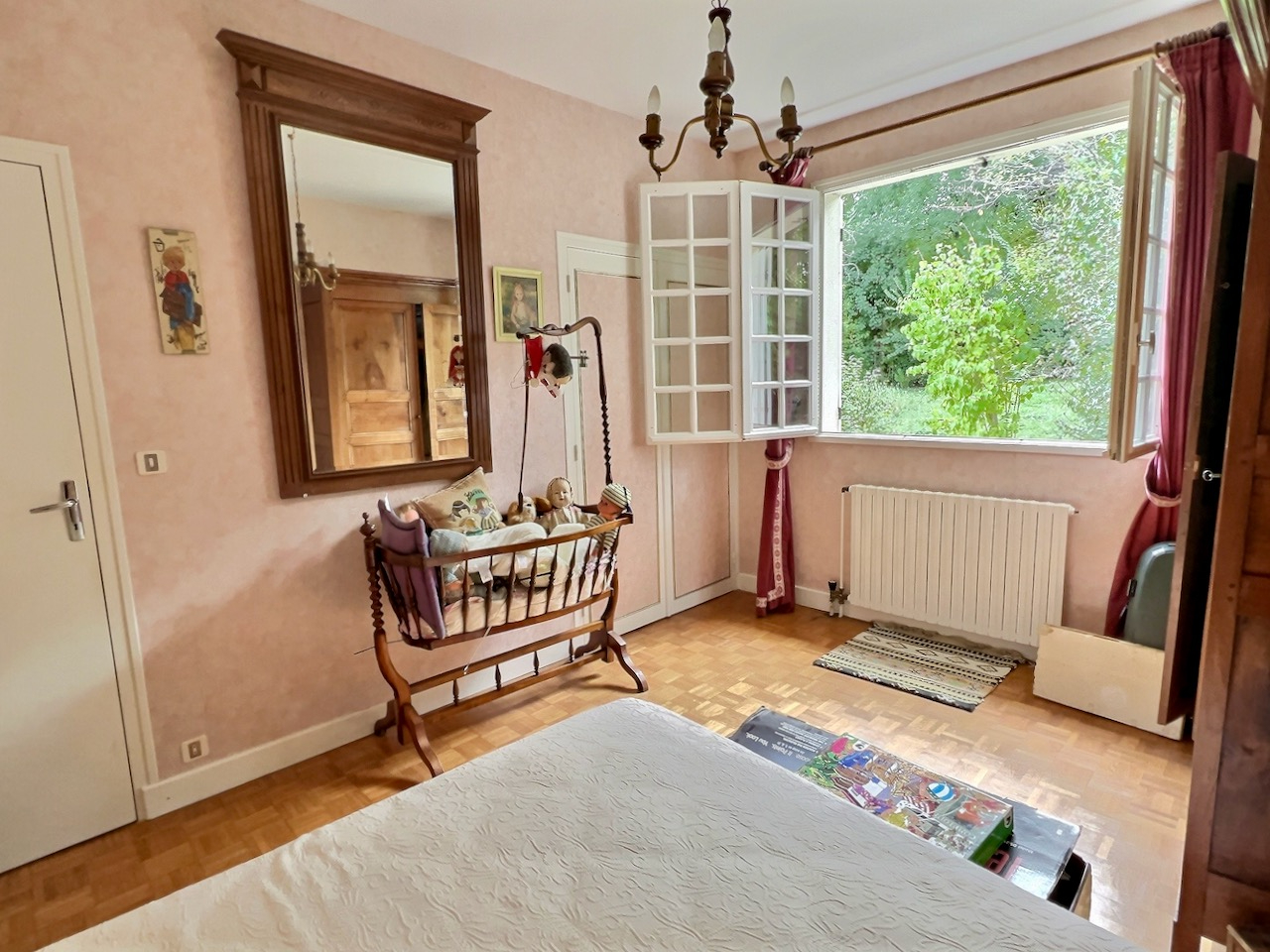 Photo Pujols, au fond d'une impasse,  maison de plain-pied d'environ 128m2 sur environ 2 000m2 de terrain paysagé. L'emplacement est idéal : proche des commerces et des écoles , dans un quartier au calme et sans nuisance. Cette maison comprend un séjour double image 5/6
