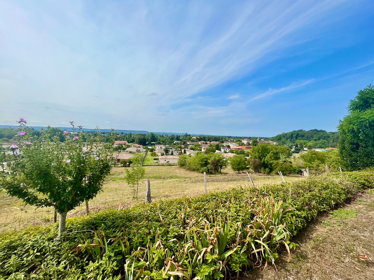 Photo Sur la commune de Casseneuil, cette belle bâtisse en pierres de construction traditionnelle de 225 m2 est idéalement située. Dès l'entrée, découvrez une immense pièce à vivre de plus de 88 m2 et sa cuisine semi-ouverte, où le charme des poutres apparentes image 2/6