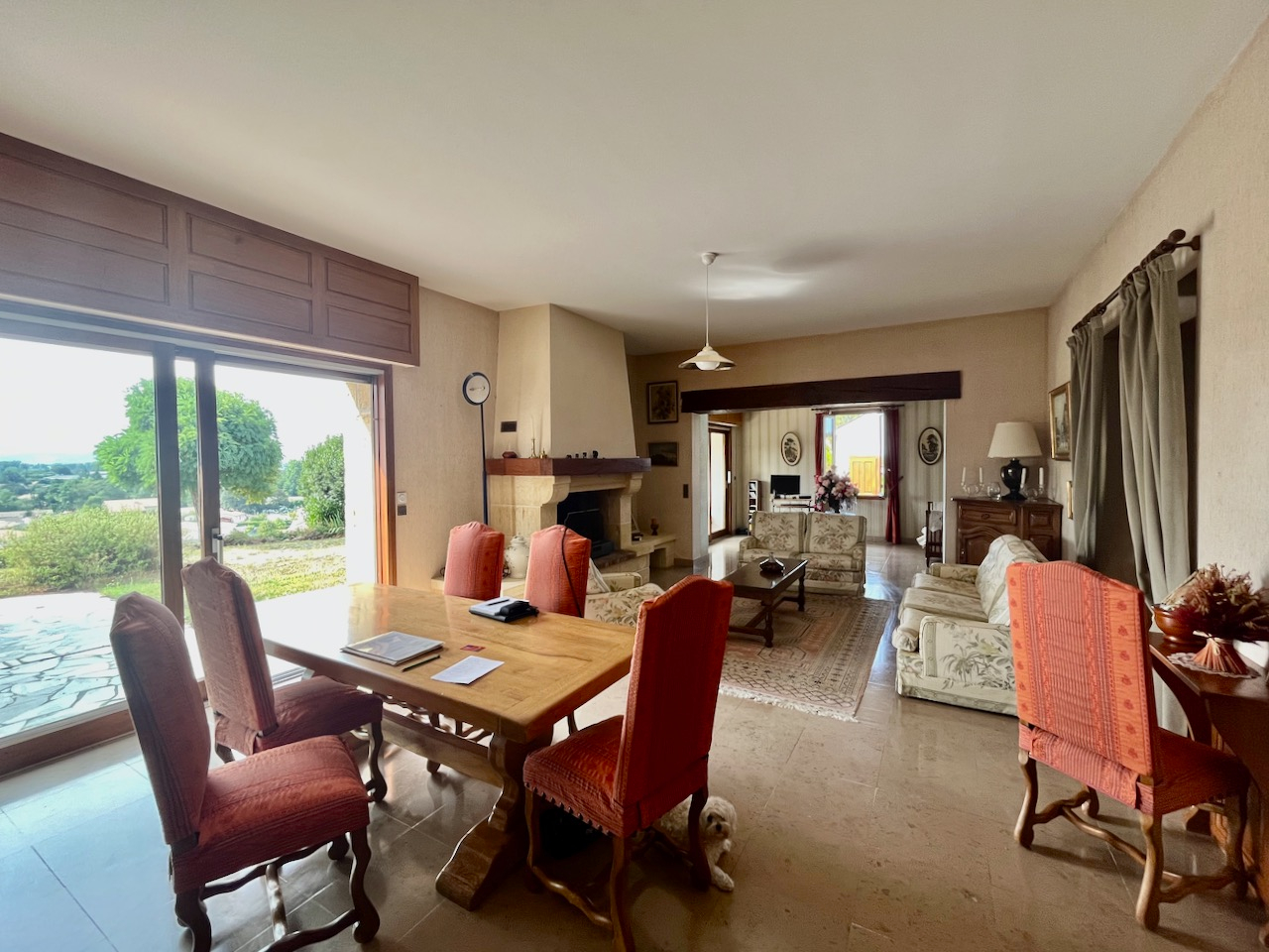 Photo Sur la commune de Casseneuil, cette belle bâtisse en pierres de construction traditionnelle de 225 m2 est idéalement située. Dès l'entrée, découvrez une immense pièce à vivre de plus de 88 m2 et sa cuisine semi-ouverte, où le charme des poutres apparentes image 3/6