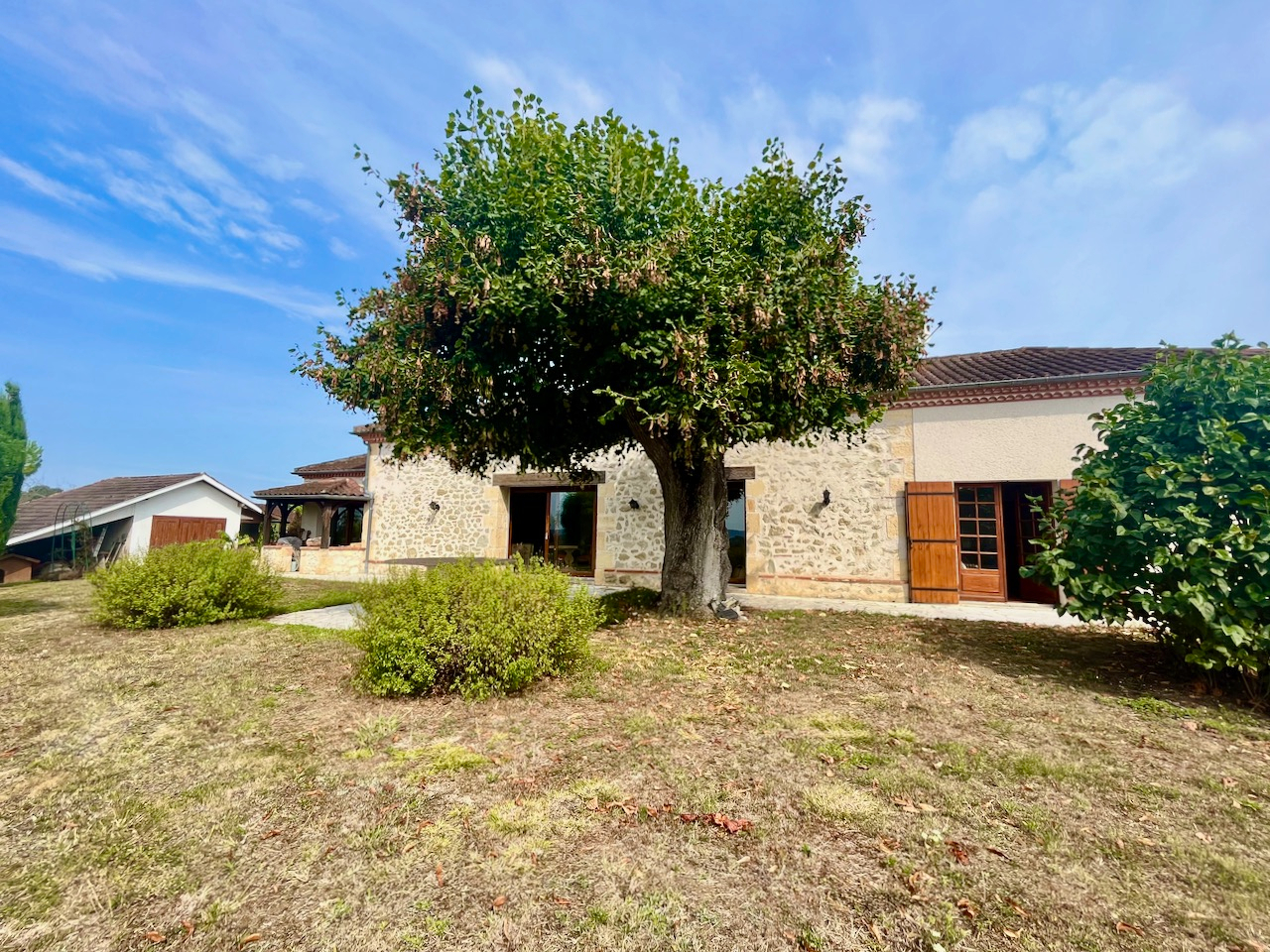 Photo Sur la commune de Casseneuil, cette belle bâtisse en pierres de construction traditionnelle de 225 m2 est idéalement située. Dès l'entrée, découvrez une immense pièce à vivre de plus de 88 m2 et sa cuisine semi-ouverte, où le charme des poutres apparentes image 4/6