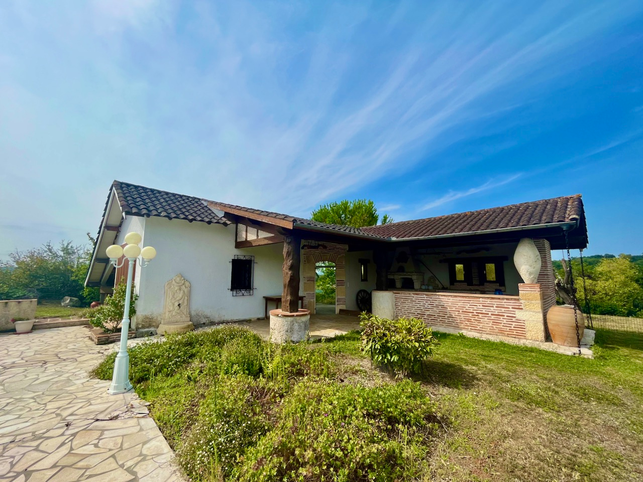 Photo Sur la commune de Casseneuil, cette belle bâtisse en pierres de construction traditionnelle de 225 m2 est idéalement située. Dès l'entrée, découvrez une immense pièce à vivre de plus de 88 m2 et sa cuisine semi-ouverte, où le charme des poutres apparentes image 5/6