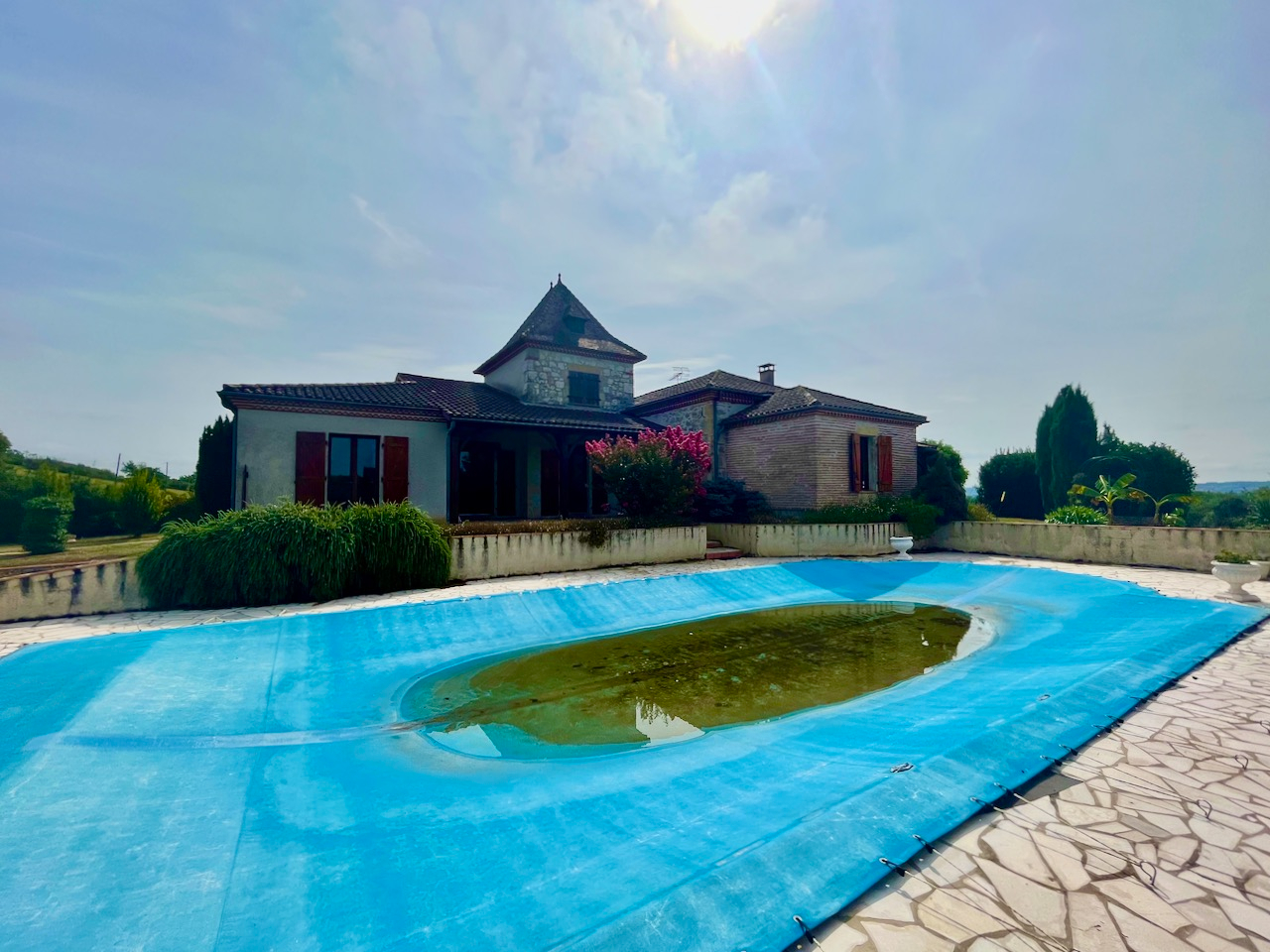 Photo Sur la commune de Casseneuil, cette belle bâtisse en pierres de construction traditionnelle de 225 m2 est idéalement située. Dès l'entrée, découvrez une immense pièce à vivre de plus de 88 m2 et sa cuisine semi-ouverte, où le charme des poutres apparentes image 6/6