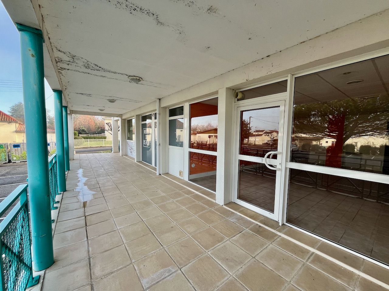 VILLENEUVE SUR LOT, quartier d'Eysses, local professionnel ou commercial de 64,20 m2 à louer. Au rez-de-chaussée d'une co-propriété avec parking devant le local, et accès possible pour personnes à mobilité réduite (parking + porte large). WC standard. Cha