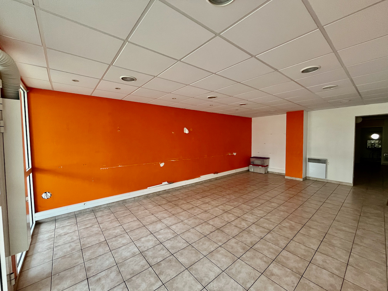 Photo VILLENEUVE SUR LOT, quartier d'Eysses, local professionnel ou commercial de 64,20 m2 à louer. Au rez-de-chaussée d'une co-propriété avec parking devant le local, et accès possible pour personnes à mobilité réduite (parking + porte large). WC standard. Cha image 2/6