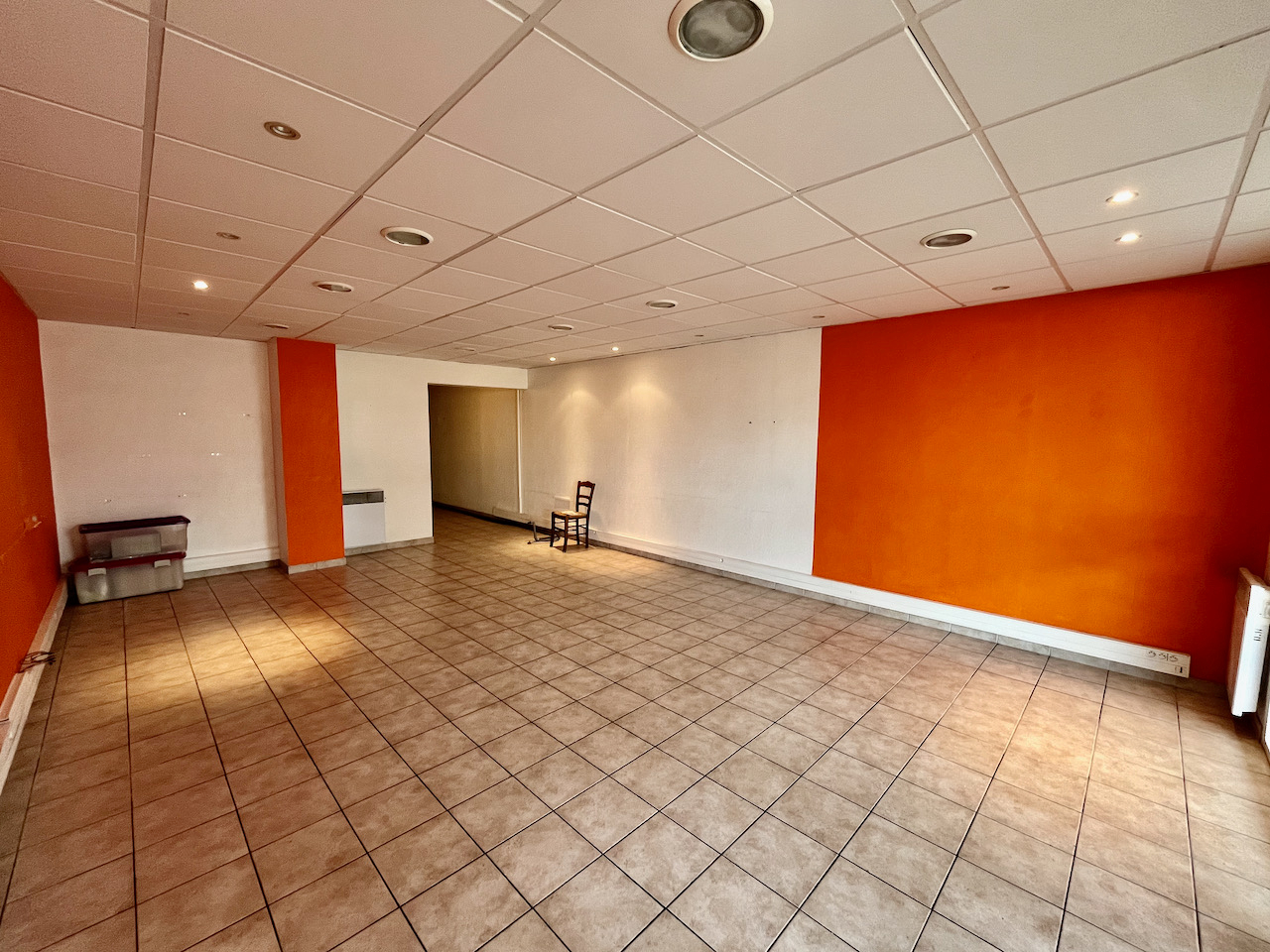 Photo VILLENEUVE SUR LOT, quartier d'Eysses, local professionnel ou commercial de 64,20 m2 à louer. Au rez-de-chaussée d'une co-propriété avec parking devant le local, et accès possible pour personnes à mobilité réduite (parking + porte large). WC standard. Cha image 3/6