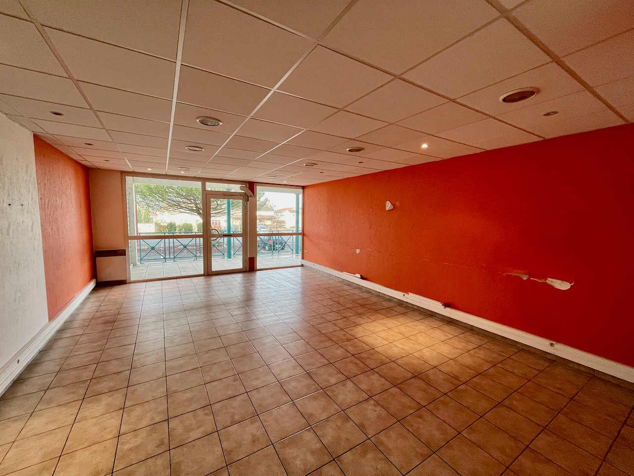 Photo VILLENEUVE SUR LOT, quartier d'Eysses, local professionnel ou commercial de 64,20 m2 à louer. Au rez-de-chaussée d'une co-propriété avec parking devant le local, et accès possible pour personnes à mobilité réduite (parking + porte large). WC standard. Cha image 4/6