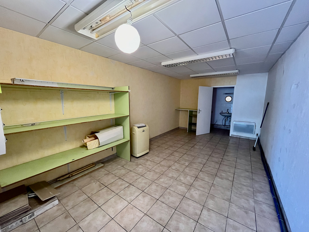 Photo VILLENEUVE SUR LOT, quartier d'Eysses, local professionnel ou commercial de 64,20 m2 à louer. Au rez-de-chaussée d'une co-propriété avec parking devant le local, et accès possible pour personnes à mobilité réduite (parking + porte large). WC standard. Cha image 5/6