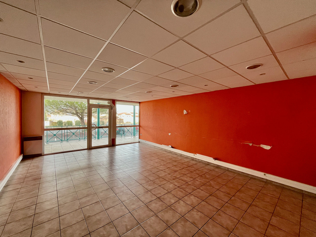 Photo VILLENEUVE SUR LOT, quartier d'Eysses, local professionnel ou commercial de 64,20 m2 à louer. Au rez-de-chaussée d'une co-propriété avec parking devant le local, et accès possible pour personnes à mobilité réduite (parking + porte large). WC standard. Cha image 6/6
