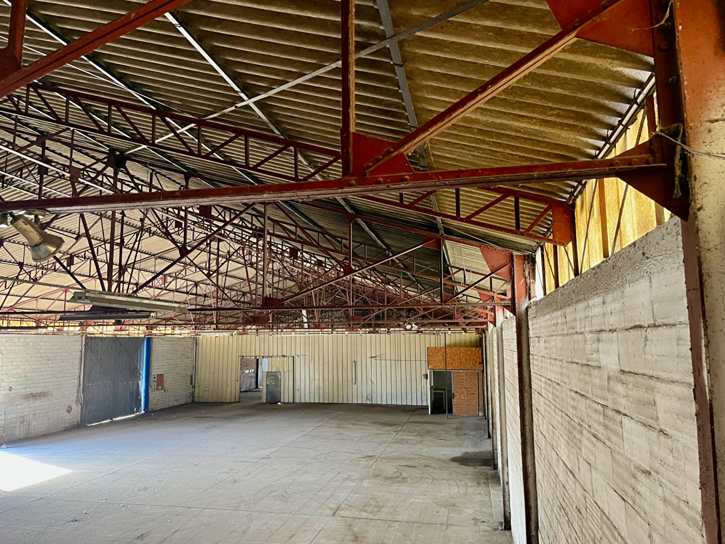 Sur la commune de Villeneuve sur Lot, local d'activité de plus de 900m2 sur une parcelle d'environ 5000m2.  Idéal pour création de bureau ou pour une activité professionnelle grâce à son grand parking et ses beaux volumes.   Les risques auxquels est expos