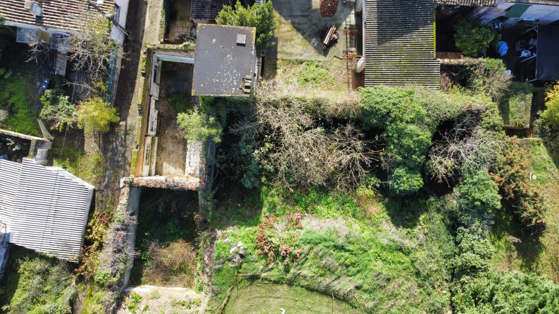 Secteur CLAIRAC, découvrez une opportunité unique de redonner vie à une charmante ruine située sur une parcelle d'environ 538 m² ! Avec une surface de 66,37 m², cette ruine offre un potentiel exceptionnel pour une rénovation créative. Imprégnez-vous du ch