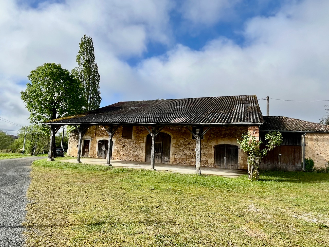 Dans la campagne, proche de Fumel, maison ancienne à rénover sur environ  2500m2 de terrain avec une grange d'environ 300m2 et un garage. La maison principale à une surface d'environ 80m2 en partie de plain-pied, la grange peut être rénover en habitation.