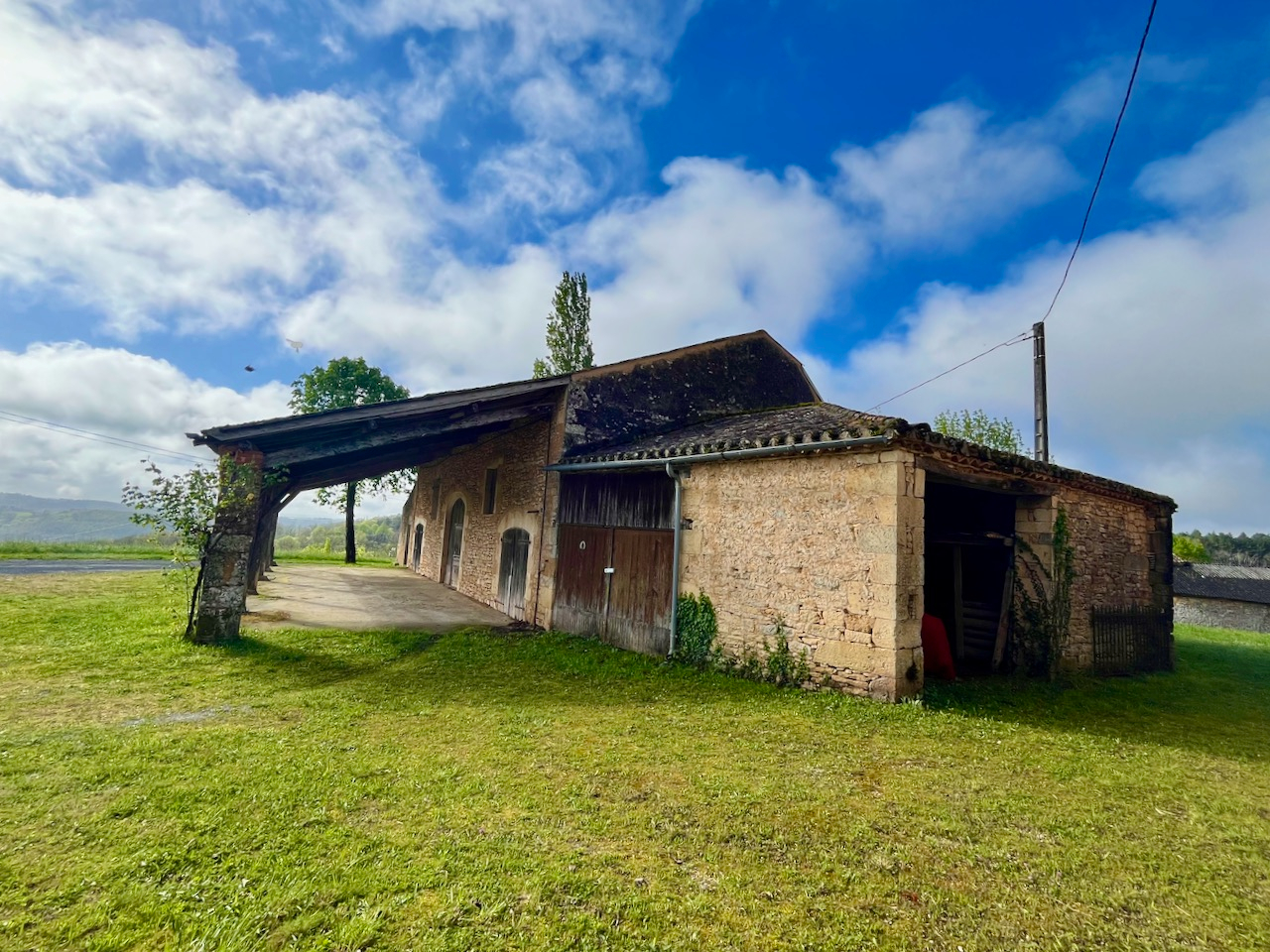 Photo Dans la campagne, proche de Fumel, maison ancienne à rénover sur environ  2500m2 de terrain avec une grange d'environ 300m2 et un garage. La maison principale à une surface d'environ 80m2 en partie de plain-pied, la grange peut être rénover en habitation. image 2/6