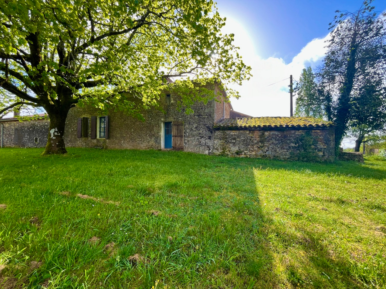 Photo Dans la campagne, proche de Fumel, maison ancienne à rénover sur environ  2500m2 de terrain avec une grange d'environ 300m2 et un garage. La maison principale à une surface d'environ 80m2 en partie de plain-pied, la grange peut être rénover en habitation. image 3/6