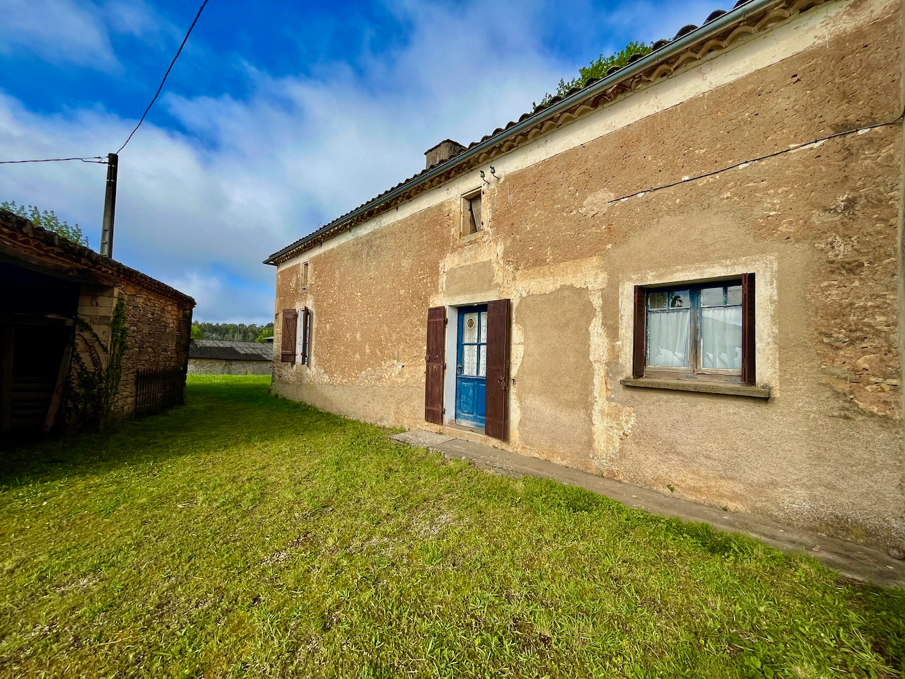 Photo Dans la campagne, proche de Fumel, maison ancienne à rénover sur environ  2500m2 de terrain avec une grange d'environ 300m2 et un garage. La maison principale à une surface d'environ 80m2 en partie de plain-pied, la grange peut être rénover en habitation. image 4/6