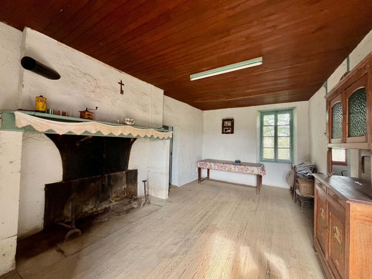 Photo Dans la campagne, proche de Fumel, maison ancienne à rénover sur environ  2500m2 de terrain avec une grange d'environ 300m2 et un garage. La maison principale à une surface d'environ 80m2 en partie de plain-pied, la grange peut être rénover en habitation. image 6/6