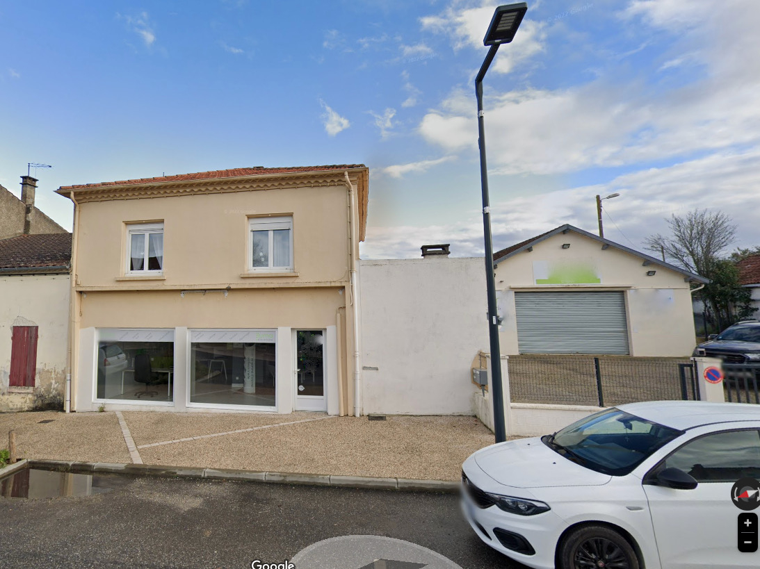 La Croix Blanche, entre Agen et Villeneuve sur Lot, bureaux de 61 m²  pour activité artisanale, professionnelle ou commerciale. Electricité et eau en plus. Placards de rangement et coin cuisine avec rangements bas et point d'eau. Situés au coeur du villag