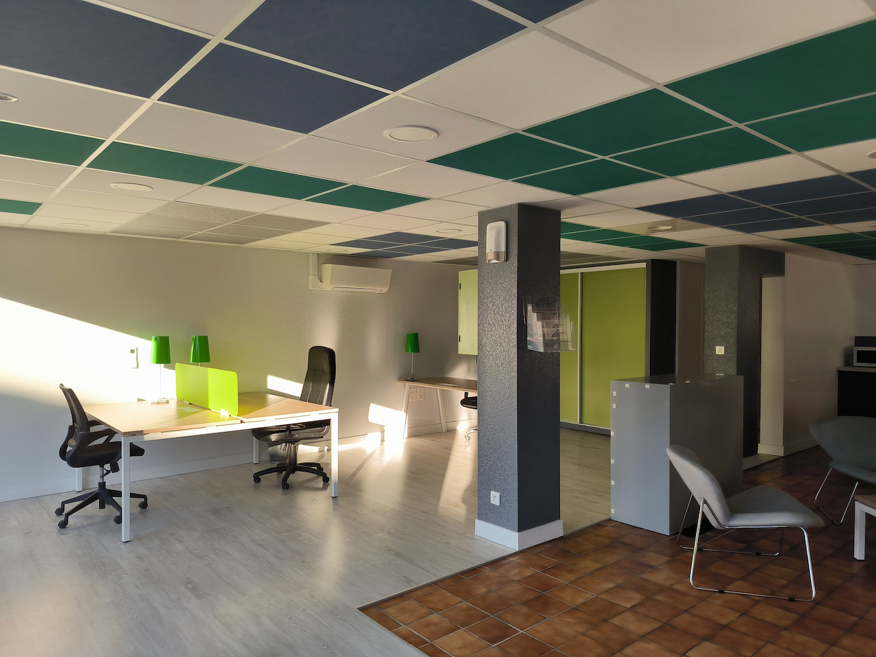 Photo La Croix Blanche, entre Agen et Villeneuve sur Lot, bureaux de 61 m²  pour activité artisanale, professionnelle ou commerciale. Electricité et eau en plus. Placards de rangement et coin cuisine avec rangements bas et point d'eau. Situés au coeur du villag image 2/6