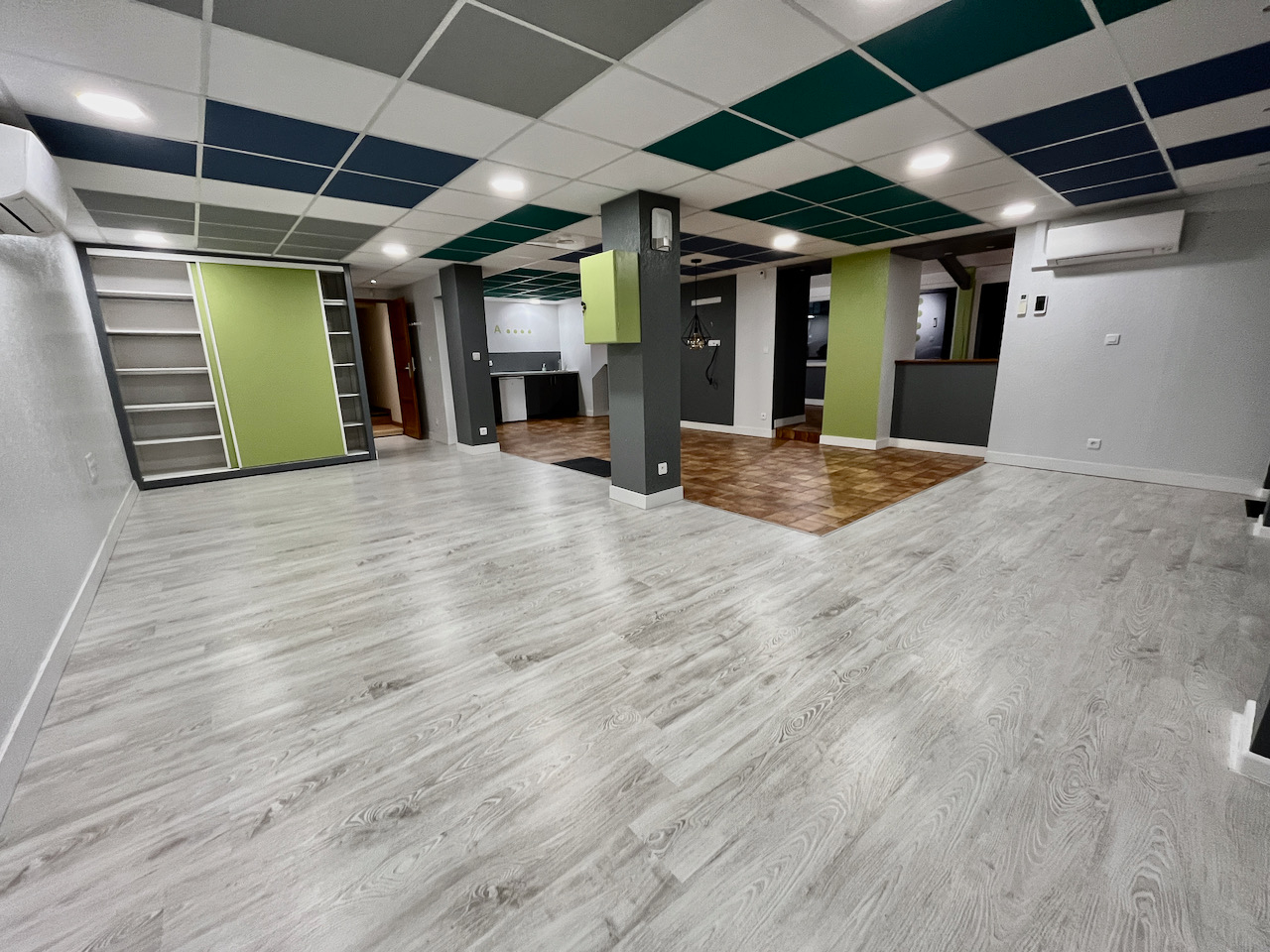 Photo La Croix Blanche, entre Agen et Villeneuve sur Lot, bureaux de 61 m²  pour activité artisanale, professionnelle ou commerciale. Electricité et eau en plus. Placards de rangement et coin cuisine avec rangements bas et point d'eau. Situés au coeur du villag image 3/6