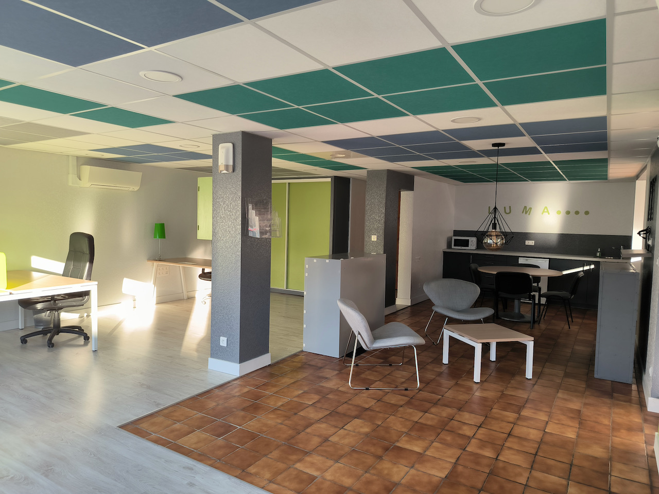 Photo La Croix Blanche, entre Agen et Villeneuve sur Lot, bureaux de 61 m²  pour activité artisanale, professionnelle ou commerciale. Electricité et eau en plus. Placards de rangement et coin cuisine avec rangements bas et point d'eau. Situés au coeur du villag image 4/6