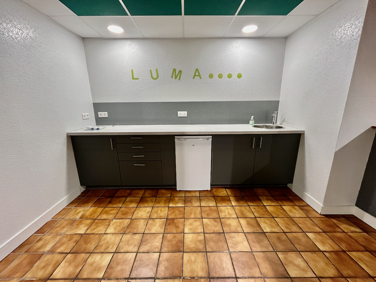 Photo La Croix Blanche, entre Agen et Villeneuve sur Lot, bureaux de 61 m²  pour activité artisanale, professionnelle ou commerciale. Electricité et eau en plus. Placards de rangement et coin cuisine avec rangements bas et point d'eau. Situés au coeur du villag image 6/6