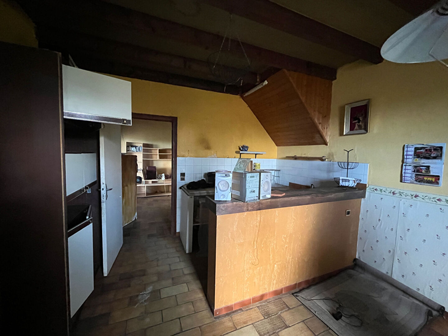 Photo Dans la charmante bastide de Monflanquin ! Cette spacieuse demeure de 250m², nichée sur une parcelle de plus de 4200m², attend avec impatience d'être rénovée pour révéler tout son potentiel. Idéalement positionnée au coeur de ce village médiéval empreint image 3/6