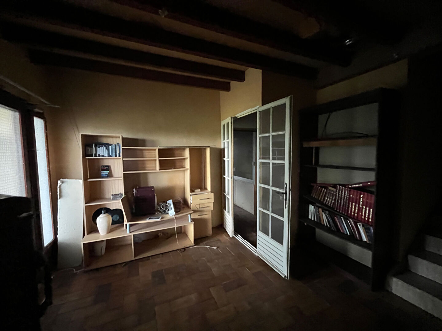 Photo Dans la charmante bastide de Monflanquin ! Cette spacieuse demeure de 250m², nichée sur une parcelle de plus de 4200m², attend avec impatience d'être rénovée pour révéler tout son potentiel. Idéalement positionnée au coeur de ce village médiéval empreint image 4/6