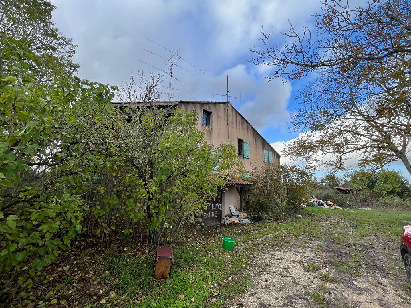 Photo Dans la charmante bastide de Monflanquin ! Cette spacieuse demeure de 250m², nichée sur une parcelle de plus de 4200m², attend avec impatience d'être rénovée pour révéler tout son potentiel. Idéalement positionnée au coeur de ce village médiéval empreint image 6/6