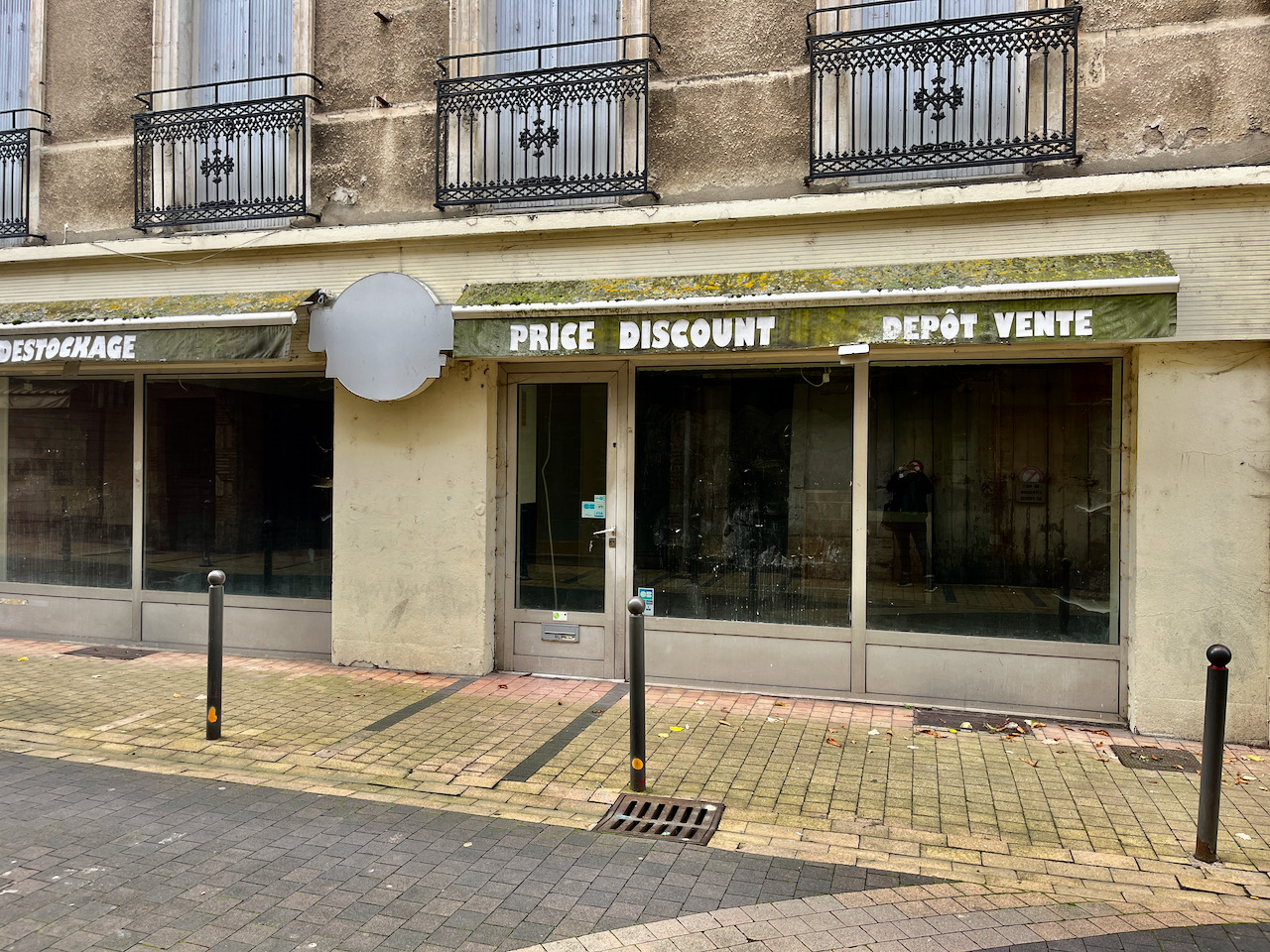 Villeneuve sur Lot, local commercial à rénover de 90 m² situé au centre ville sur un axe entre les Halles et la Cale dans le coeur historique de la ville. Les propriétaires feront le plafond à leur frais. Classe énergie incalculable. A faire après travaux